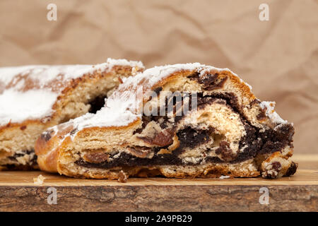 Poppy seed Strudel auf Holz Schneidebrett Stockfoto