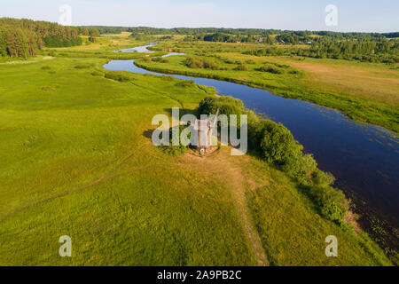 Ansicht des Flusses Sorot auf einem sonnigen Juni morgen (Luftaufnahmen). Pushkinskie Mikhailovskoe, blutig. Pskow, Russland Stockfoto