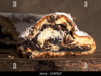 Poppy seed Strudel auf Holz Schneidebrett Stockfoto