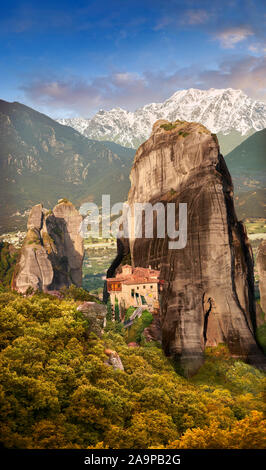 Mittelalterliche Meteora Kloster Roussanou auf einem Felsen Säule in der Meteora Berge, Thessalien, Griechenland Stockfoto