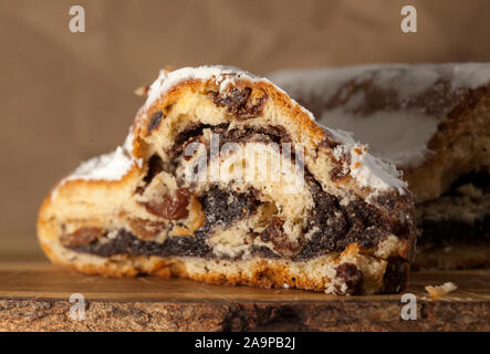 Poppy seed Strudel auf Holz Schneidebrett Stockfoto