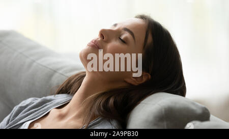 Schönen, gesunden jungen Frau, atmen Sie die frische Luft Stockfoto