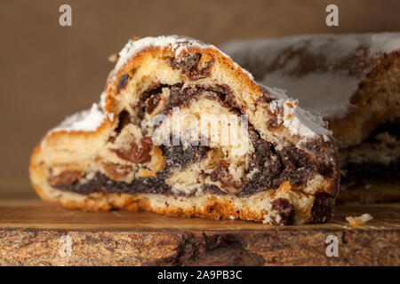 Poppy seed Strudel auf Holz Schneidebrett Stockfoto