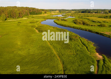 Blick auf den gewundenen Bett des Flusses Sorot auf einem sonnigen Juni morgen (quadrocopter Shot). Pushkinskie Mikhailovskoe, blutig. Pskow, Russland Stockfoto