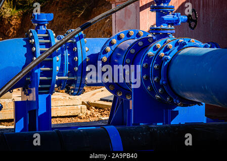 Ventil auf 500 mm Wasser trinken Rohre mit mehreren gemeinsamen Mitglieder in alte Pipeline System zusammengefügt. Eine Kontrolle der fertigen repariert Rohrleitungen, bevor b Stockfoto