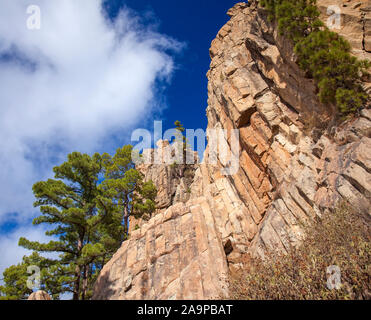 Gran Canaria, November, an steilen Felsen Morro de Pajonales Stockfoto