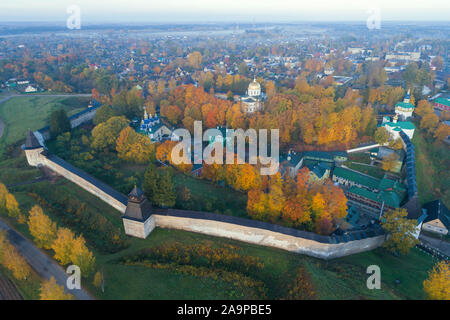 Über die Heiligen Annahme Pskovo-Pechersky Kloster im goldenen Herbst (Luftaufnahmen). Pechory. Pskow, Russland Stockfoto