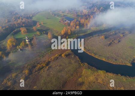 Ansicht des Trigorskoye Immobilien durch die Wolken im goldenen Herbst (Luftaufnahmen). Pushkinskie blutig. Pskow, Russland Stockfoto
