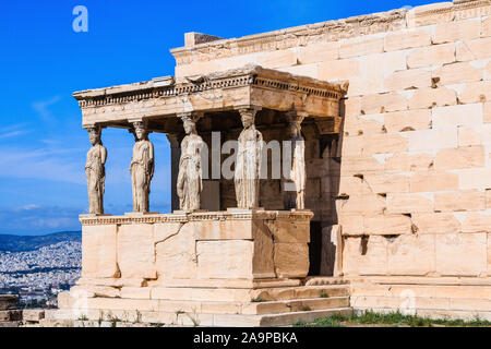 Athen, Griechenland. Detail der südlichen Vorhalle des Erechtheion mit der Karyatiden. Stockfoto