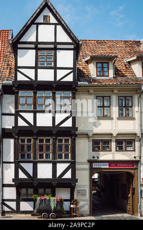 Blick auf den Rahmen des Weißen Hauses und vor einen alten Bergbau Warenkorb jetzt als Blumentopf, Pension St. Nikolai, mittelalterliche Altstadt von Quedlinburg, Stockfoto