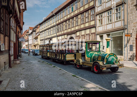 Touristen während einer Stadtrundfahrt mit dem Zug durch die Altstadt von Quedlinburg. Stockfoto