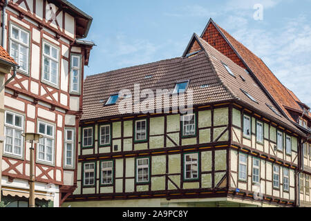 Ecke Blick auf die Fassade eines traditionellen Fachwerkhaus. Ein Beispiel für Fachwerk in der mittelalterlichen Stadt Quedlinburg, Sachsen-Anhalt, Deutschland. Stockfoto
