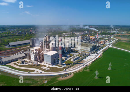 KRASNOSELSKY, BELARUS - April 30, 2019: Blick aus einer Höhe des Krasnoselsky Baustoffe Werk von 'Krasnoselskstroymaterialy' auf einem sonnigen Apri Stockfoto