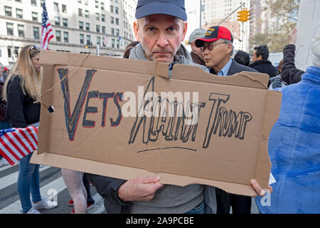 Eine verärgerte Veteran trägt eine hausgemachte TIERÄRZTE GEGEN TRUMP Zeichen an Day Parade der Veteran auf der Fifth Avenue in Manhattan, New York City Stockfoto