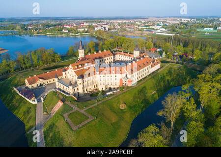 Nesvizh Schloss auf einem sonnigen Mai morgen (geschossen von einem quadrocopter). Nesvizh, Weißrussland Stockfoto