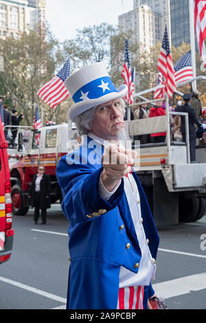 UNCLE SAM WILL SIE. Ein Mann, der als Uncle Sam am Veterans Day Parade in Manhattan, New York City gekleidet. Stockfoto