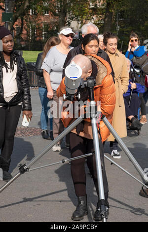 Neugierige Menschen aller Altersgruppen Line up Obwohl ein Teleskop & Siehe die seltene Weitergabe von Quecksilber zwischen der Erde und der Sonne zu suchen. Stockfoto