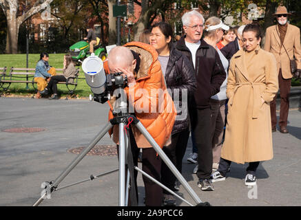 Neugierige Menschen aller Altersgruppen Line up Obwohl ein Teleskop & Siehe die seltene Weitergabe von Quecksilber zwischen der Erde und der Sonne zu suchen. Stockfoto