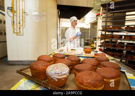 Belarus, die Stadt von Gomil, 25. April 2019. Bäckerei. Industrielle Produktion von Ostern Kuchen. Brot backen Shop Stockfoto