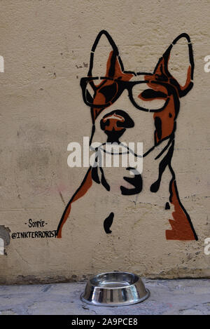 Canine Artwork von Sonríe, @inkterrorist, ein Cafe, ein Trinken station für Hunde, in den Straßen der Altstadt von Palma de Mallorca, Spanien, Europa. Stockfoto