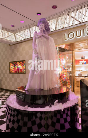 Ein äußerst kunstvoll verzierte Statue der Jungfrau im Erdgeschoss Lobby von Bloomingdale's Department Store der Lexington Avenue in Manhattan, New York City. Stockfoto