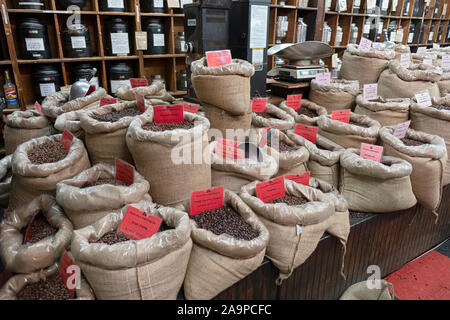 Sackleinen Taschen der Kaffeebohnen für Verkauf durch das Pfund in Porto Rico importieren, ein Kaffee & Tee Store auf Bleeker Str. in Greenwich Village, Manhattan. Stockfoto