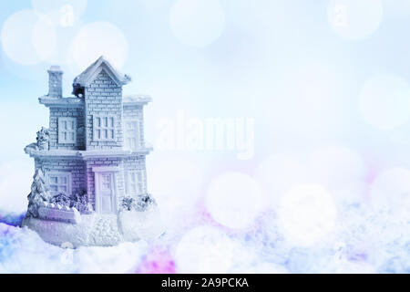Snowy Haus im Schnee mit bunten bokeh Wirkung. Stockfoto
