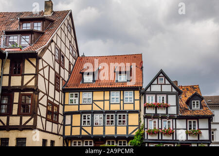 Anzeigen von farbigen Fassaden von Fachwerkhäusern in der Altstadt der mittelalterlichen Stadt Quedlinburg, Harz, Deutschland. Traditionelle deutsche Architektur. Stockfoto