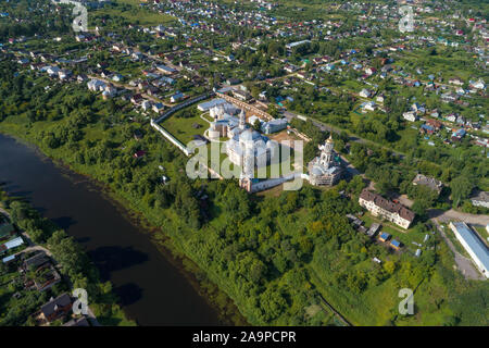 Blick aus grosser Höhe des alten Borisoglebsky Kloster auf einem Juli Tag. Torschok, Russland Stockfoto