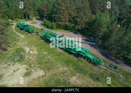 KRASNOFLOTSK, Russland - Juni 06, 2019: Blick von oben auf die Bahn Artillerie auf dem alten Artillerie fort' Krasnaya Gorka' auf einem sonnigen Juni Tag (Schießen aus Stockfoto