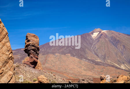 Teneriffa, Felsformationen Kennzeichnung ehemalige Gipfel der Insel Roques Garcia, emblematischen Roque Cinchado nach links, Teide im Hintergrund, morgen Stockfoto