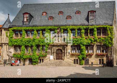 Blick auf das alte Rathaus mit Pflanzen bedeckt mit grünen Blättern. Die historische Altstadt von Quedlinburg ist eine der wenigen Die meisten erhaltenen mittelalterlichen Städte. Stockfoto