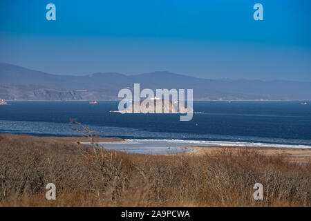 Insel auf dem Hintergrund der Marine. Wladiwostok, Russland. Stockfoto