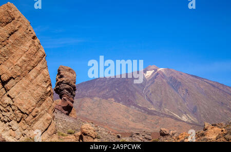 Teneriffa, Felsformationen Kennzeichnung ehemalige Gipfel der Insel Roques Garcia, emblematischen Roque Cinchado nach links, Teide im Hintergrund, morgen Stockfoto