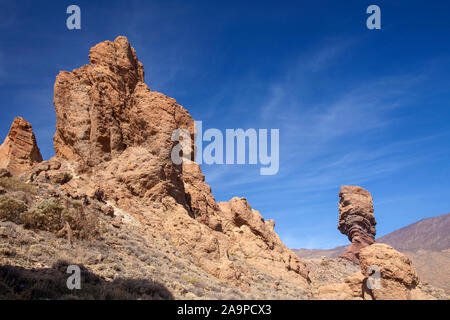 Teneriffa, Felsformationen Kennzeichnung ehemalige Gipfel der Insel Roques Garcia, emblematischen Roque Cinchado rechts, das Morgenlicht. Stockfoto