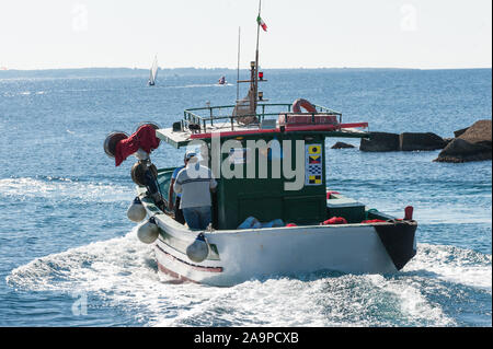 Kleines Fischerboot in der Navigation im Ionischen Meer Stockfoto
