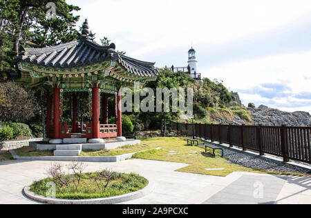 BUSAN, SÜDKOREA - 17. OKTOBER 2019: Pavillon im Garten von Nurimaru APEC House suchen auf Haeundae Dongbaekseom Insel in Busan, Südkorea. Stockfoto