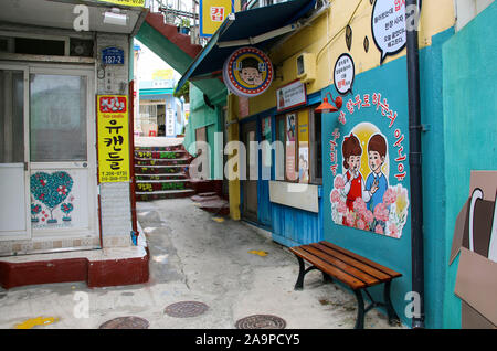 BUSAN, SÜDKOREA - 17. OKTOBER 2019: schöne Architektur an Gamcheon Culture Village, Busan, Südkorea. Projekt das Dorf int nach Änderung Stockfoto