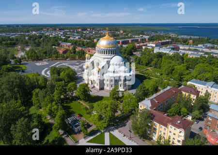 Blick auf die St. Nikolaus Marine Kathedrale an einem Juni Nachmittag (Luftaufnahmen). Kronstadt, St. Petersburg Stockfoto