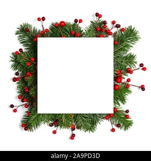 Weihnachten Grenze mit frischen Tannenzweigen und roten Beeren auf weißem Hintergrund arrangiert, kopieren Platz für Text Stockfoto