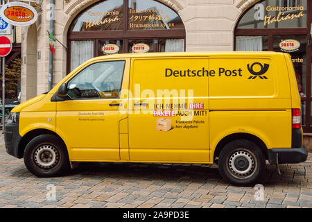 Deutsche Post Volkswagen van auf der Straße geparkt. Niemand im Fahrzeug, Quedlinburg/Deutschland. Stockfoto