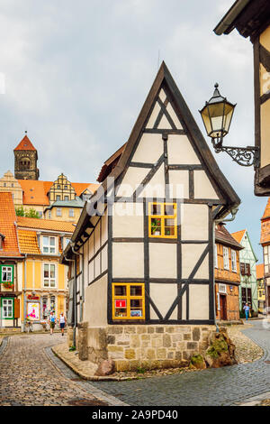 Blick auf engen Fachwerkhaus am Finkenherd. Traditionelles Haus in der mittelalterlichen Stadt Quedlinburg, Teil des UNESCO-Weltkulturerbe. Stockfoto