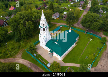 Blick von oben auf die Fürsprache der Kirche (Kirche der Hinzufügen des Geistes) auf einem Juli Nachmittag (Aufnahmen aus quadrocopter). Tutaev, Russland Stockfoto