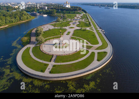 Jaroslawl, Russland - Juli 19, 2019: Blick von oben auf das Denkmal zu Ehren des Millenniums von jaroslawl an der Pfeil der Wolga und Kotorosli Flüsse (ae Stockfoto