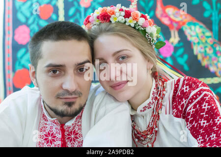 Belarus, die Stadt Gomel, 26. November 2016. Wiederaufbau des Ritus. Slawische Mann und Frau in Nationale Kleidung. Junge ukrainische oder Weißrussische cou Stockfoto