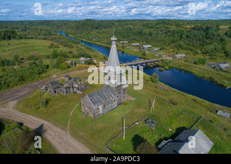 Blick auf die alte Holzkirche von dem Propheten Elia in der Ortschaft Samino (saminsky Pogost) an einem sonnigen Tag im August (Luftaufnahmen). Vologda reg Stockfoto