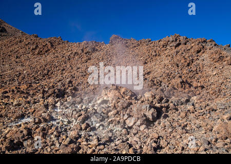 Teneriffa, fumarole emiting schwefelhaltige Gase in der Nähe der oberen Station der Seilbahn Stockfoto