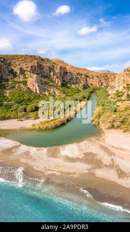 Panorama von Preveli Beach am libyschen Meer, Fluss und Palmen Wald, Süd-Kreta, Griechenland Stockfoto