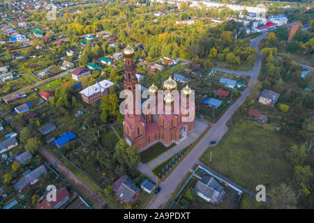 Luftaufnahme der Auferstehung Kirche (Rote Kirche) in Tesino (Luftaufnahmen). Stadt Vichuga. Ivanovo Gebiet, Russland Stockfoto