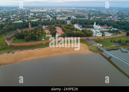 Blick von der Höhe der Novgorod detinets an einem bewölkten September Morgen (Luftaufnahmen). In Weliki Nowgorod, Russland Stockfoto